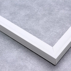 This simple, matte white scoop frame features a flat outer edge and smooth finish.

1 " width: ideal for smaller artworks. The stark, modern colour combined with a classic shape suits this frame to a wide variety of paintings, photographs and giclee prints.